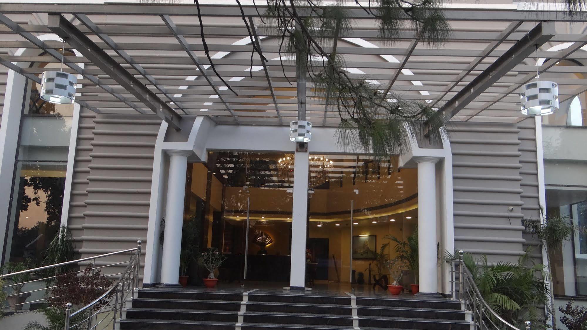 The Legend Hotell Allāhābād Junction Exteriör bild